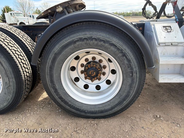image for item FK0164 2003 Sterling A9500 semi truck