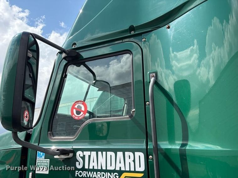 image for item FK1210 2016 Mack CXU613 semi truck