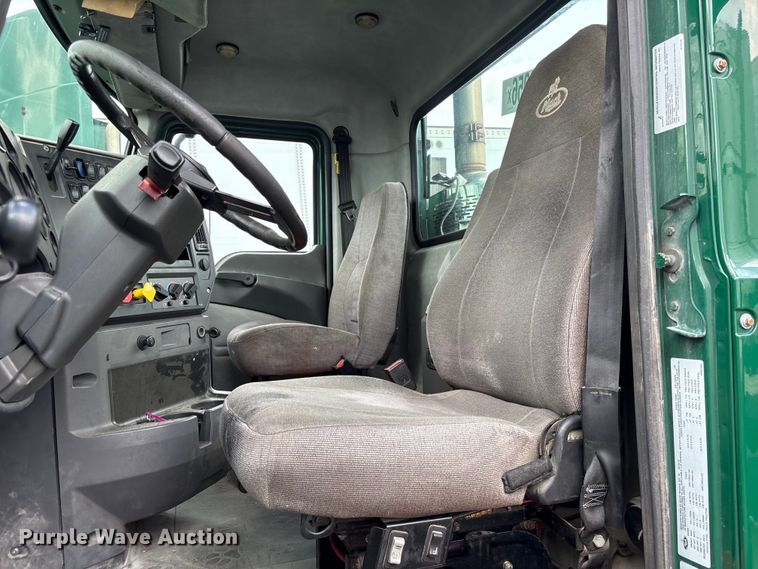 image for item FK1210 2016 Mack CXU613 semi truck