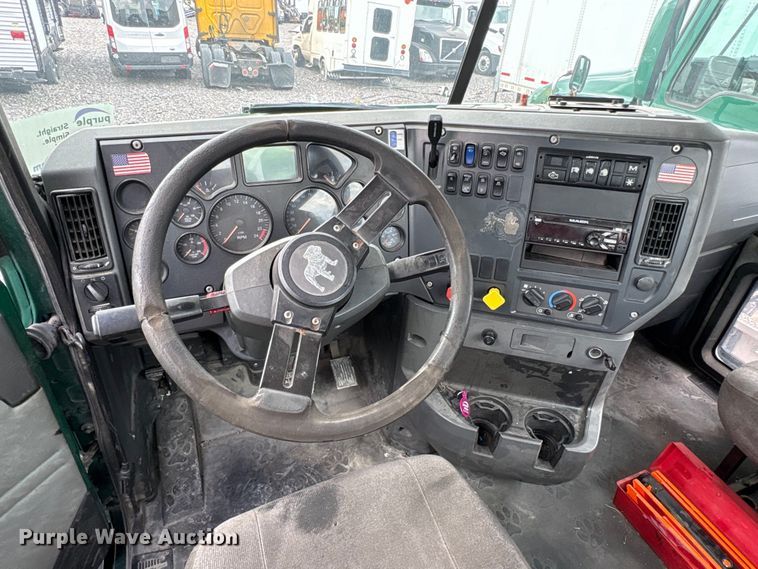 image for item FK1210 2016 Mack CXU613 semi truck