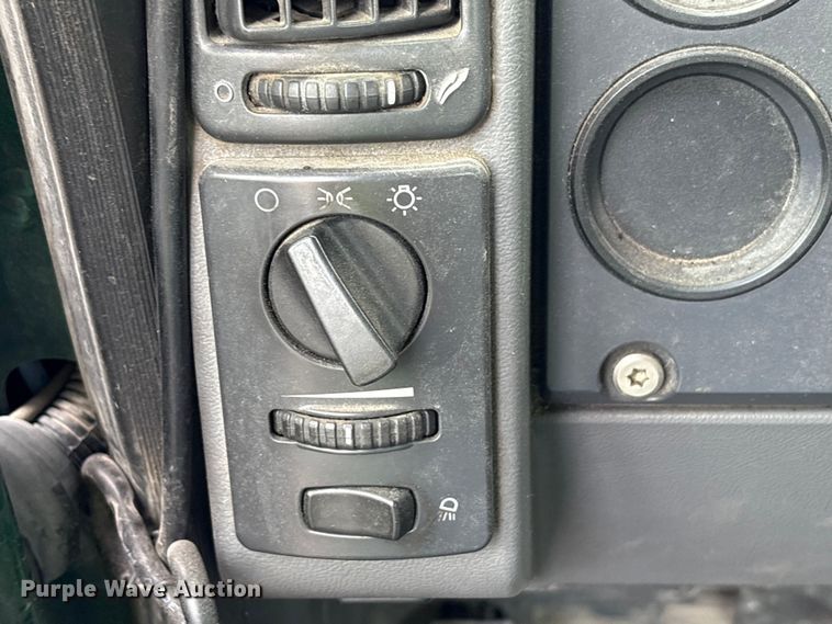 image for item FK1210 2016 Mack CXU613 semi truck