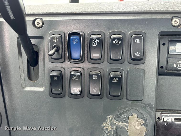 image for item FK1210 2016 Mack CXU613 semi truck