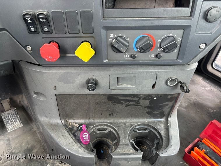 image for item FK1210 2016 Mack CXU613 semi truck