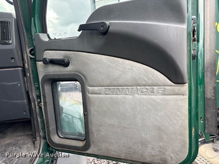 image for item FK1210 2016 Mack CXU613 semi truck