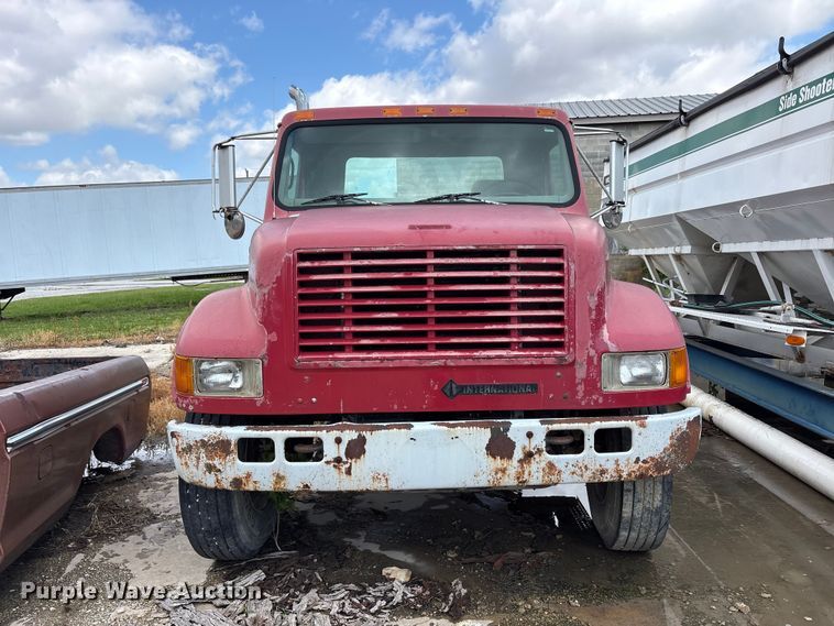 image for item FK1428 2000 International 4900 truck cab and chassis