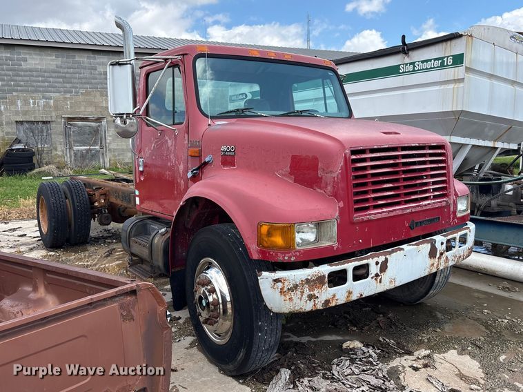 image for item FK1428 2000 International 4900 truck cab and chassis