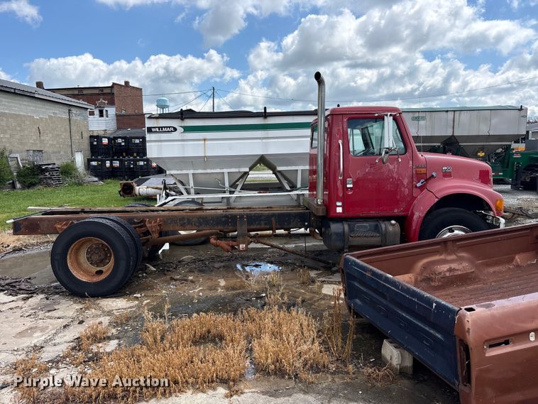 image for item FK1428 2000 International 4900 truck cab and chassis