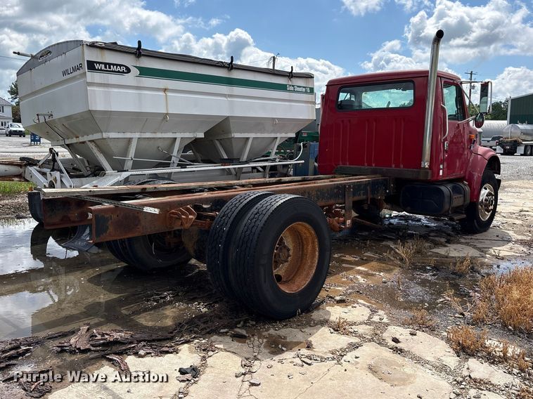 image for item FK1428 2000 International 4900 truck cab and chassis