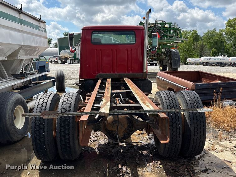 image for item FK1428 2000 International 4900 truck cab and chassis