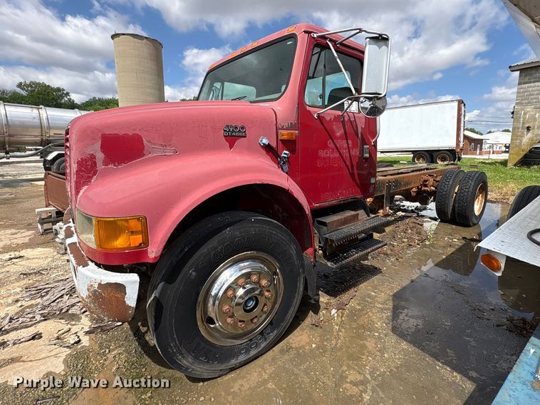 image for item FK1428 2000 International 4900 truck cab and chassis