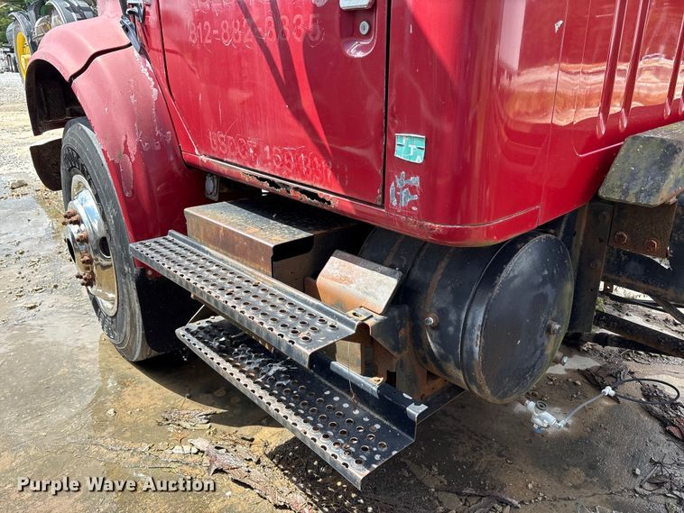 image for item FK1428 2000 International 4900 truck cab and chassis