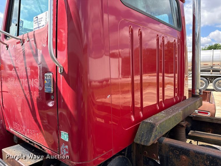 image for item FK1428 2000 International 4900 truck cab and chassis