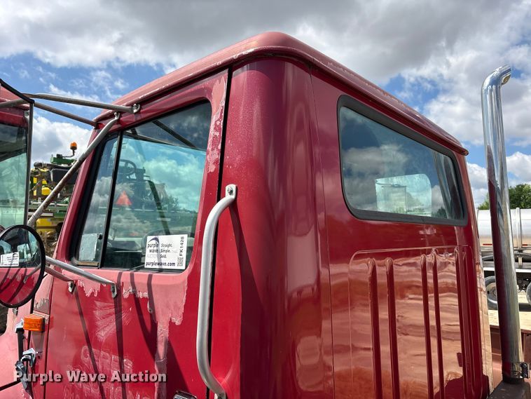 image for item FK1428 2000 International 4900 truck cab and chassis