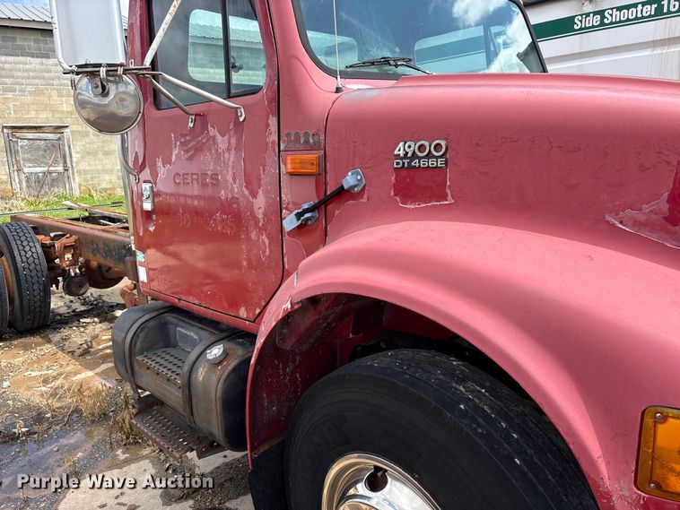 image for item FK1428 2000 International 4900 truck cab and chassis