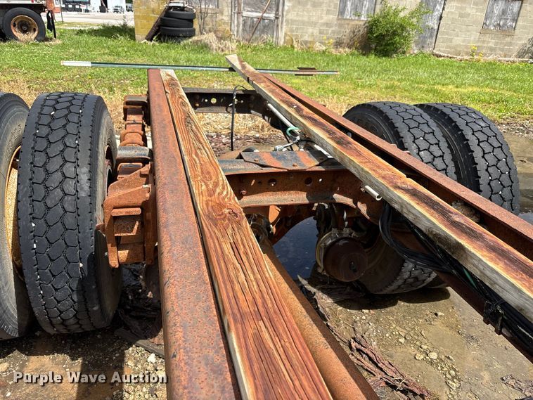 image for item FK1428 2000 International 4900 truck cab and chassis