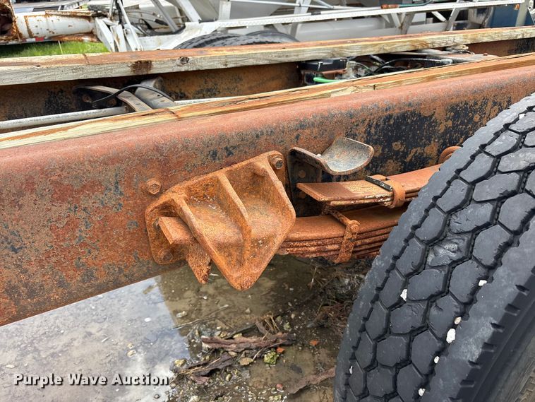 image for item FK1428 2000 International 4900 truck cab and chassis
