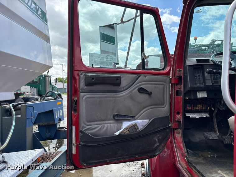 image for item FK1428 2000 International 4900 truck cab and chassis