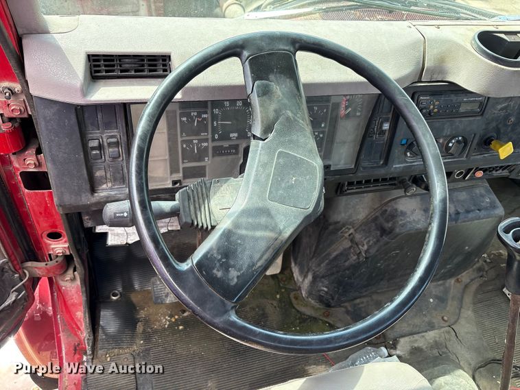 image for item FK1428 2000 International 4900 truck cab and chassis