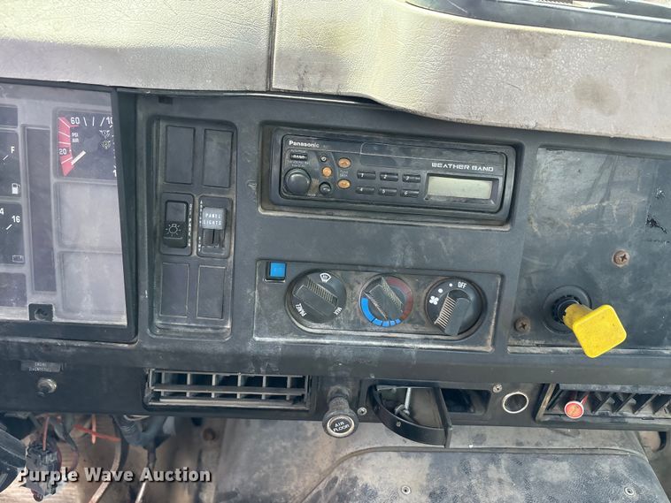 image for item FK1428 2000 International 4900 truck cab and chassis