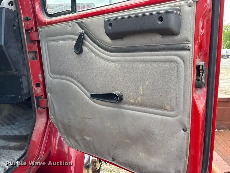 image for item FK1428 2000 International 4900 truck cab and chassis