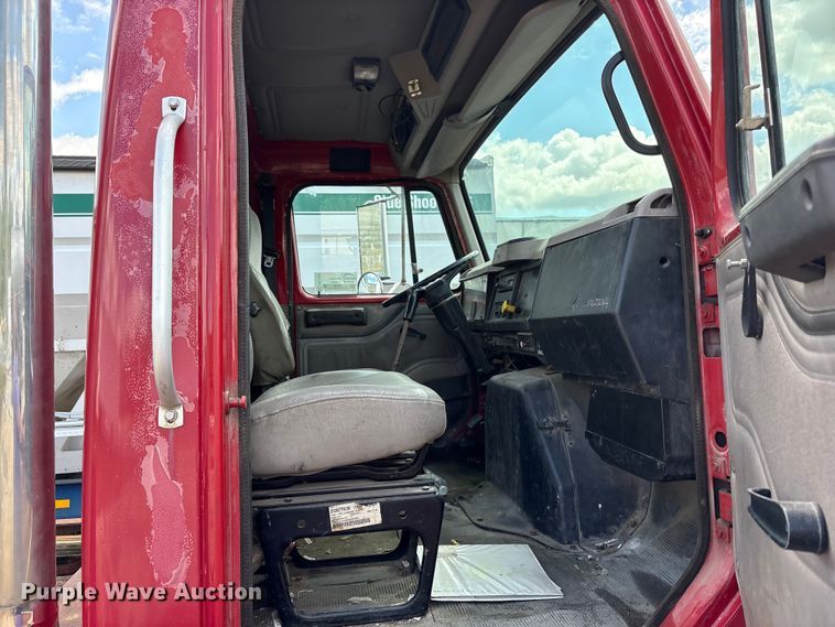 image for item FK1428 2000 International 4900 truck cab and chassis