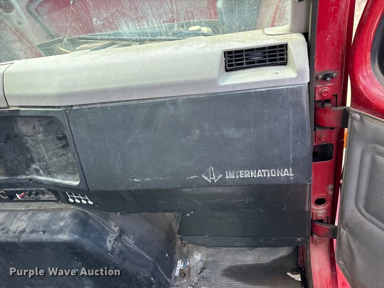 image for item FK1428 2000 International 4900 truck cab and chassis