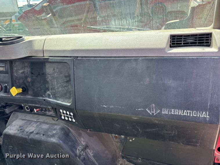 image for item FK1428 2000 International 4900 truck cab and chassis