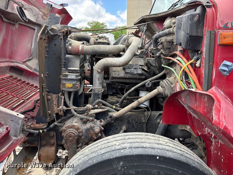 image for item FK1428 2000 International 4900 truck cab and chassis