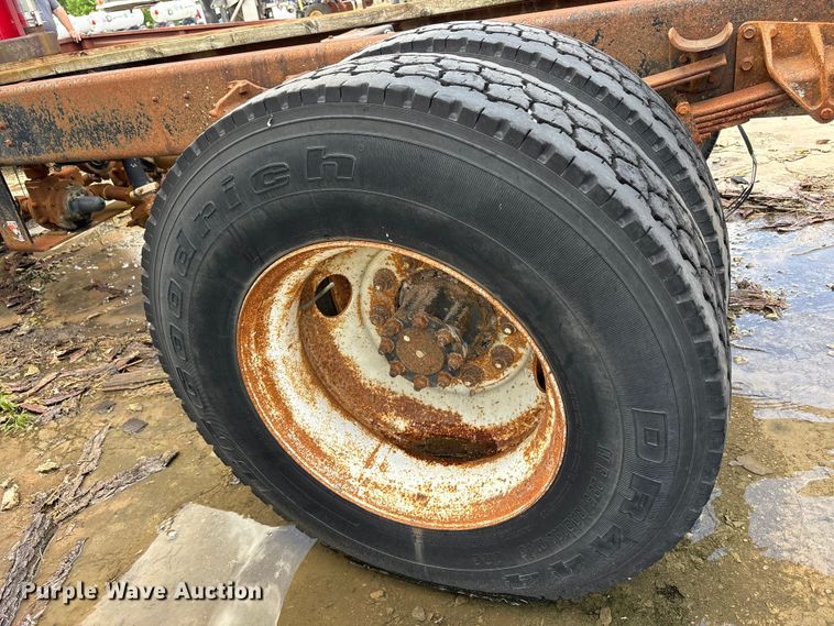 image for item FK1428 2000 International 4900 truck cab and chassis