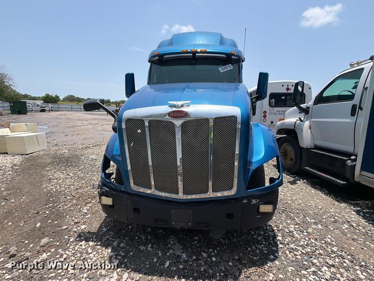 image for item YA1605 2019 Peterbilt 579 semi truck