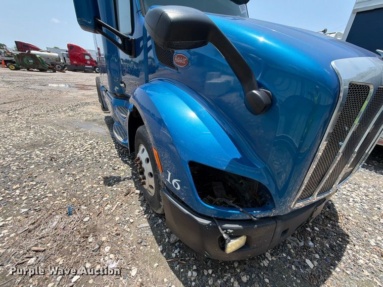 image for item YA1605 2019 Peterbilt 579 semi truck