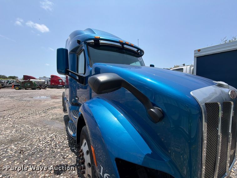 image for item YA1605 2019 Peterbilt 579 semi truck