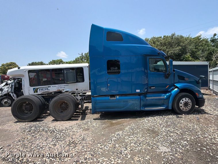 image for item YA1605 2019 Peterbilt 579 semi truck