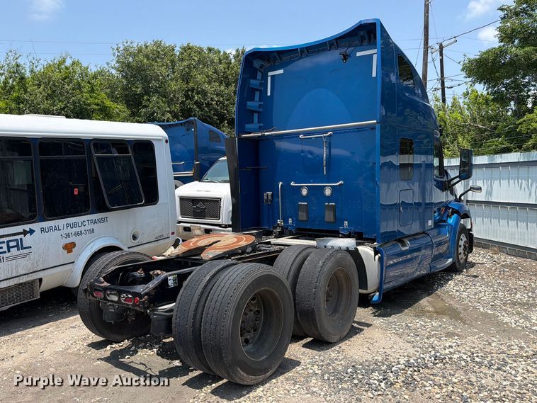 image for item YA1605 2019 Peterbilt 579 semi truck