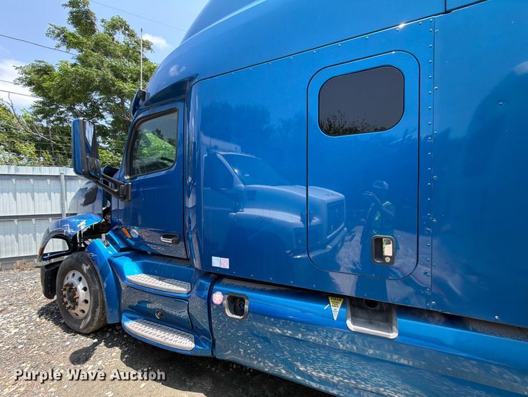 image for item YA1605 2019 Peterbilt 579 semi truck