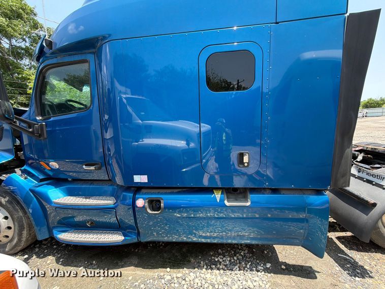 image for item YA1605 2019 Peterbilt 579 semi truck