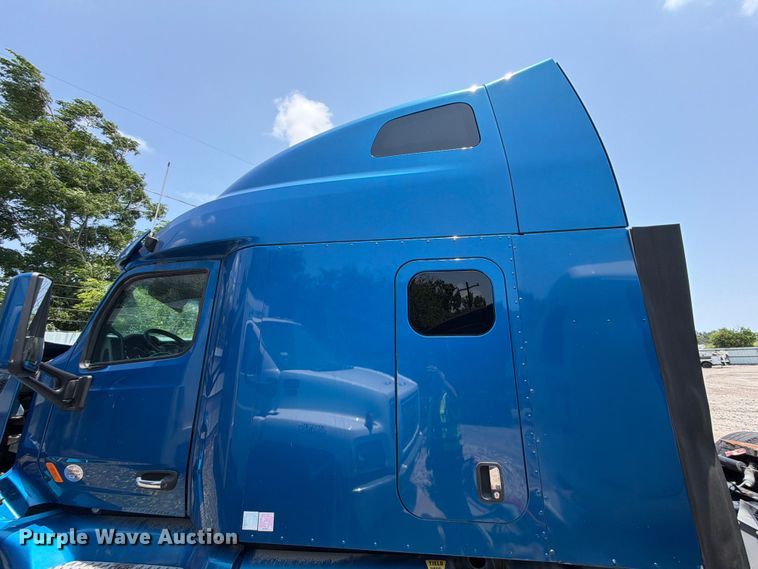 image for item YA1605 2019 Peterbilt 579 semi truck