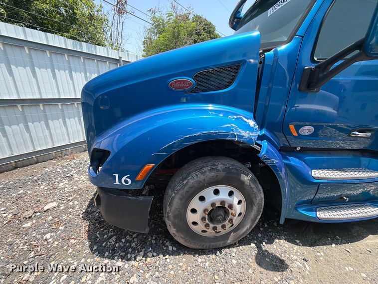 image for item YA1605 2019 Peterbilt 579 semi truck