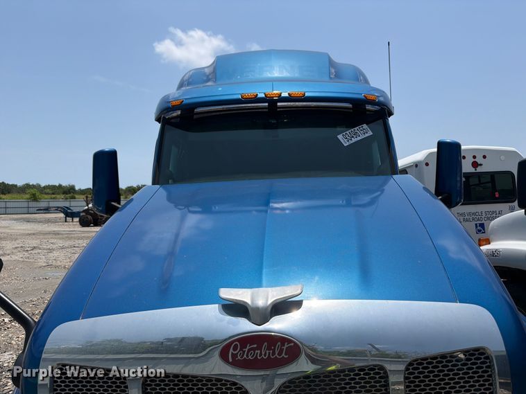 image for item YA1605 2019 Peterbilt 579 semi truck