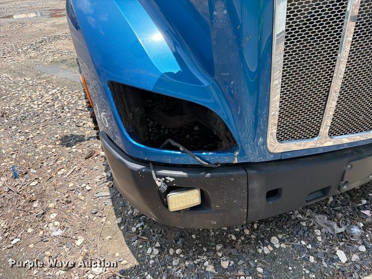 image for item YA1605 2019 Peterbilt 579 semi truck