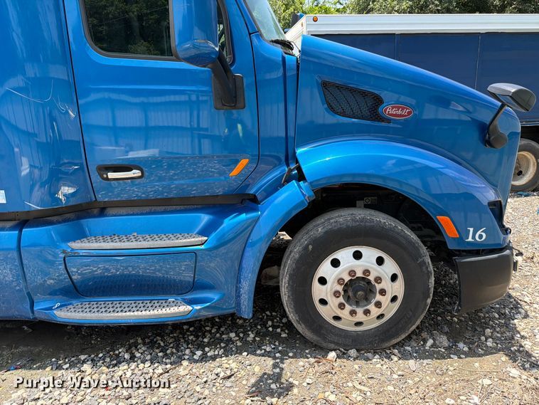 image for item YA1605 2019 Peterbilt 579 semi truck