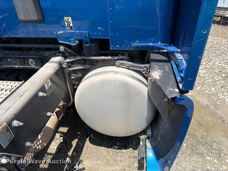 image for item YA1605 2019 Peterbilt 579 semi truck