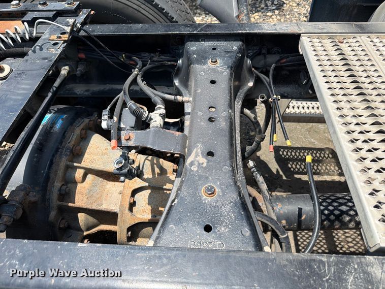 image for item YA1605 2019 Peterbilt 579 semi truck