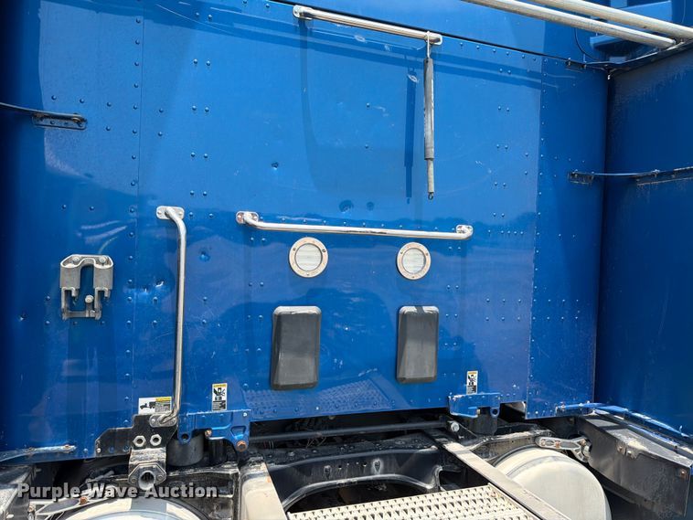 image for item YA1605 2019 Peterbilt 579 semi truck