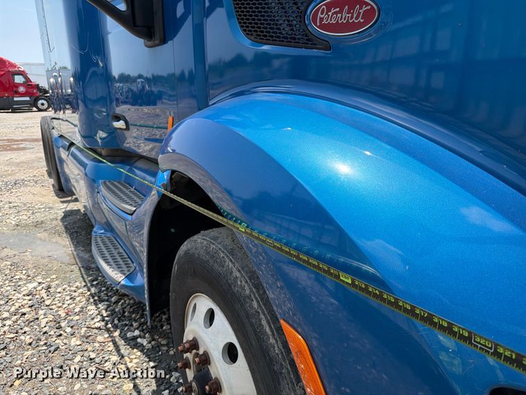 image for item YA1605 2019 Peterbilt 579 semi truck