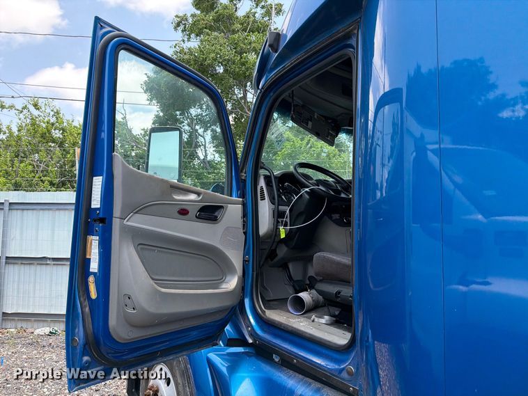 image for item YA1605 2019 Peterbilt 579 semi truck
