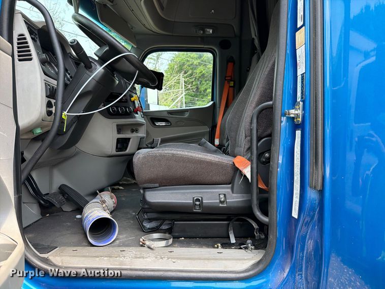 image for item YA1605 2019 Peterbilt 579 semi truck