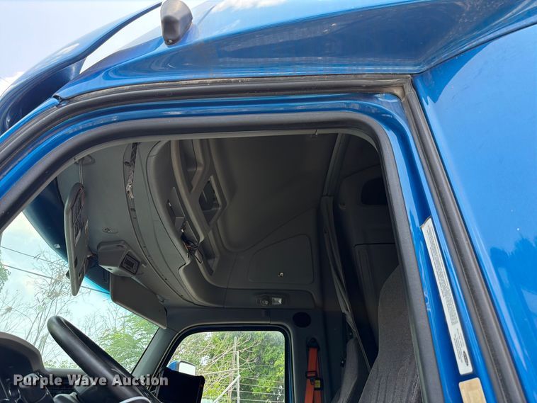 image for item YA1605 2019 Peterbilt 579 semi truck