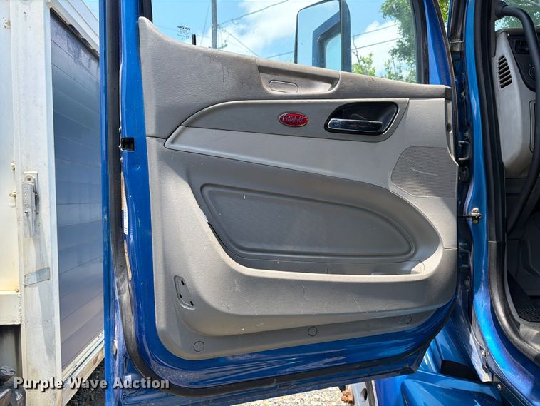 image for item YA1605 2019 Peterbilt 579 semi truck