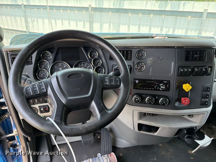 image for item YA1605 2019 Peterbilt 579 semi truck